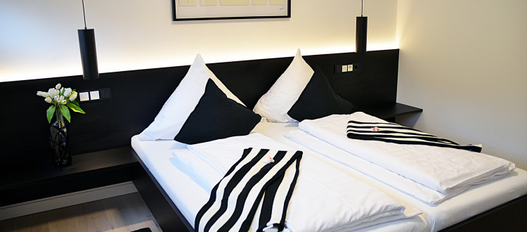 Quartier Schwarz-weiß Bett